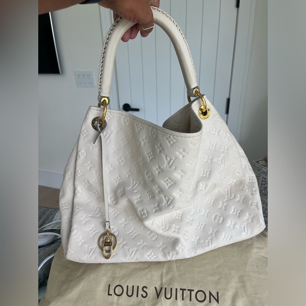 LOUIS VUITTON ARTSY BAG